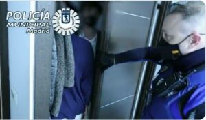 Έκαναν κορωνο – πάρτι, έκανε έφοδο η Αστυνομία και κρύφτηκαν σε ντουλάπα (VID)