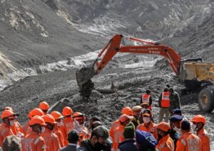 Ιμαλάϊα: Δίνουν μάχη για να απελευθερώσουν εργάτες που εγκλωβίστηκαν σε σήραγγα