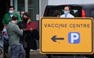 Βρετανία: Οι πρώτες ενδείξεις για την επίδραση των εμβολίων