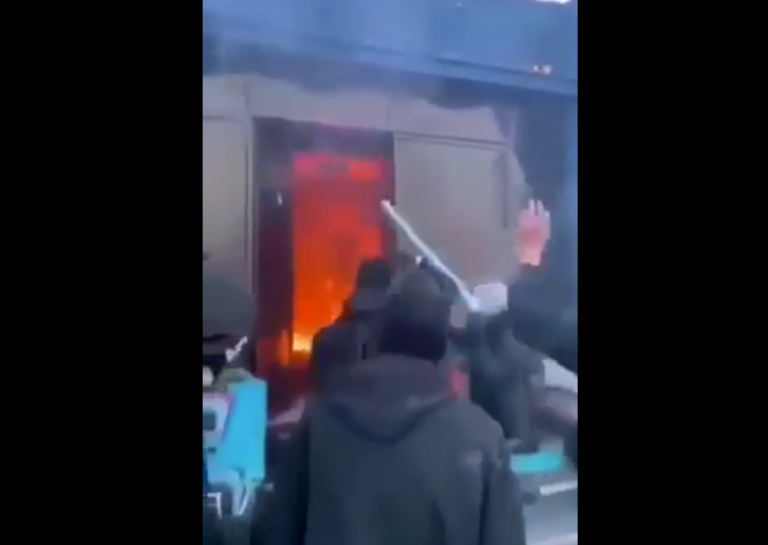 ΒΙΝΤΕΟ: Η στιγμή που κουκουλοφόροι ρίχνουν μολότοφ στο ΣΥΦΙ του Απόλλωνα