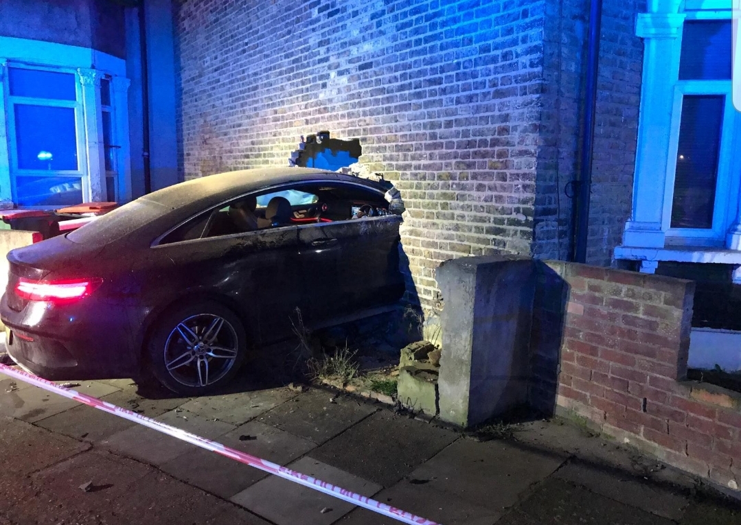 Φοβερό ατύχημα: Όχημα κατέληξε στο υπνοδωμάτιο Κύπριου και τον τραυμάτισε (ΦΩΤΟ)