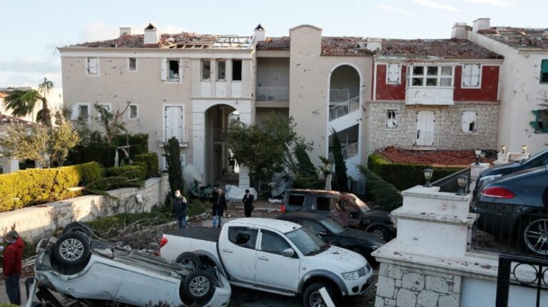 Δεκαέξι τραυματίες από ανεμοστρόβιλο στη Σμύρνη