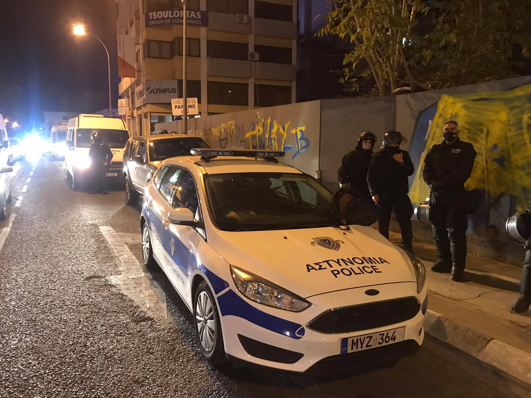 Χειροπέδες σε 23χρονο από την Λεμεσό για την ρίψη μολότοφ σε τράπεζα