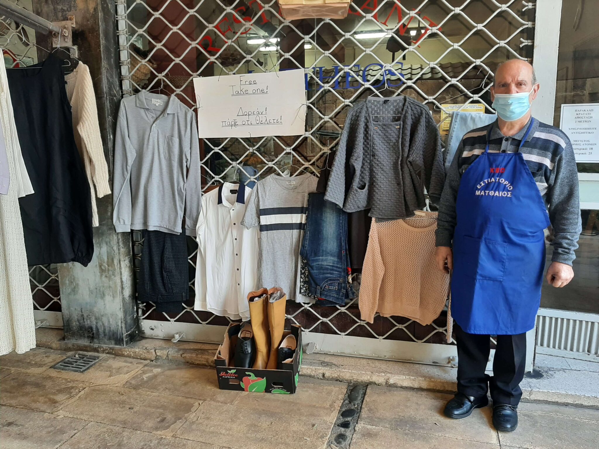 ΒΙΝΤΕΟ: Προσφέρει στο εστιατόριό του αγάπη και ρούχα σε όποιον τα χρειάζεται