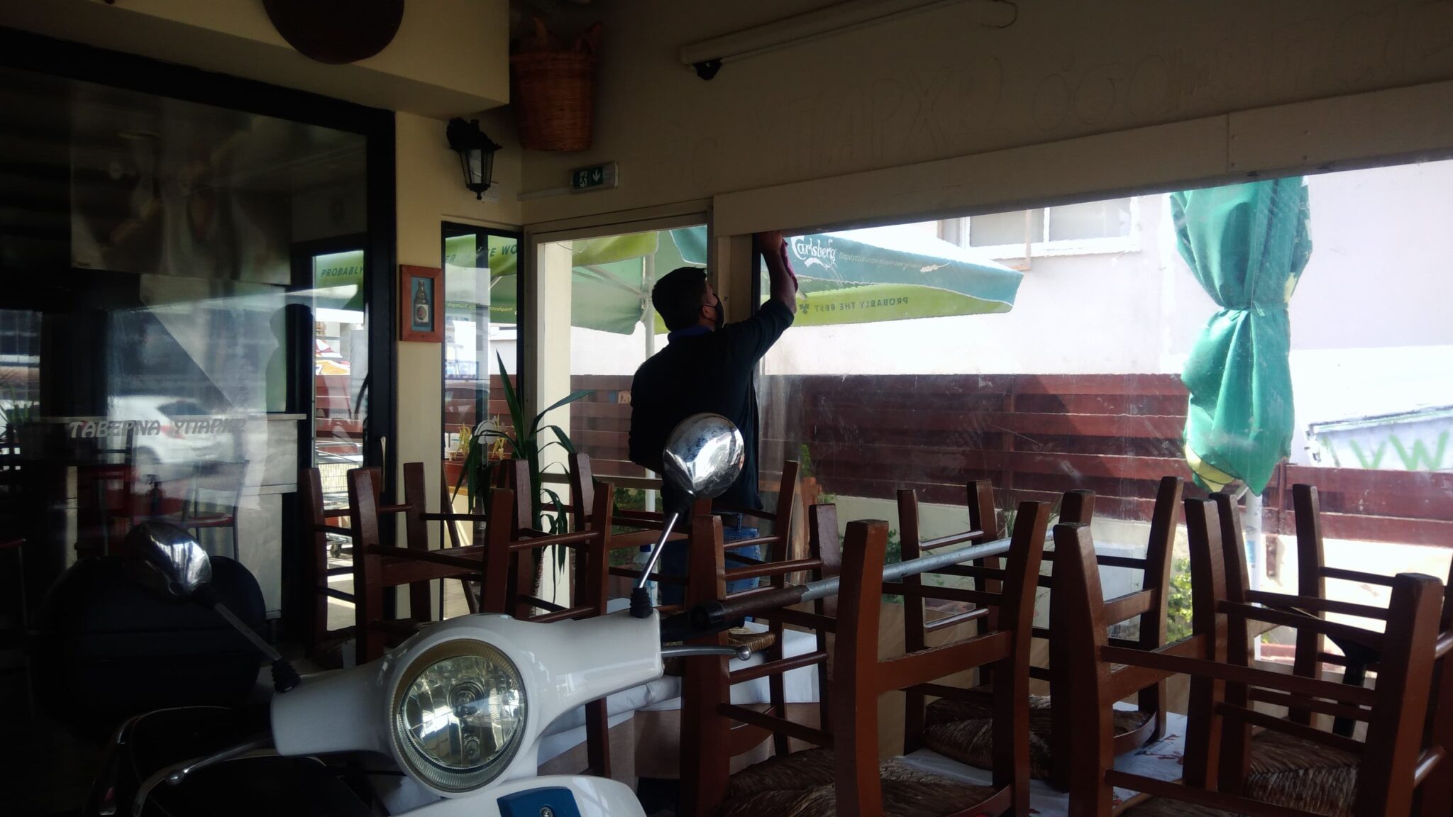 Καθαρίζουν τα εστιατόρια τους με την ελπίδα ότι θα "ανεβάσουν" ρολά την Τρίτη