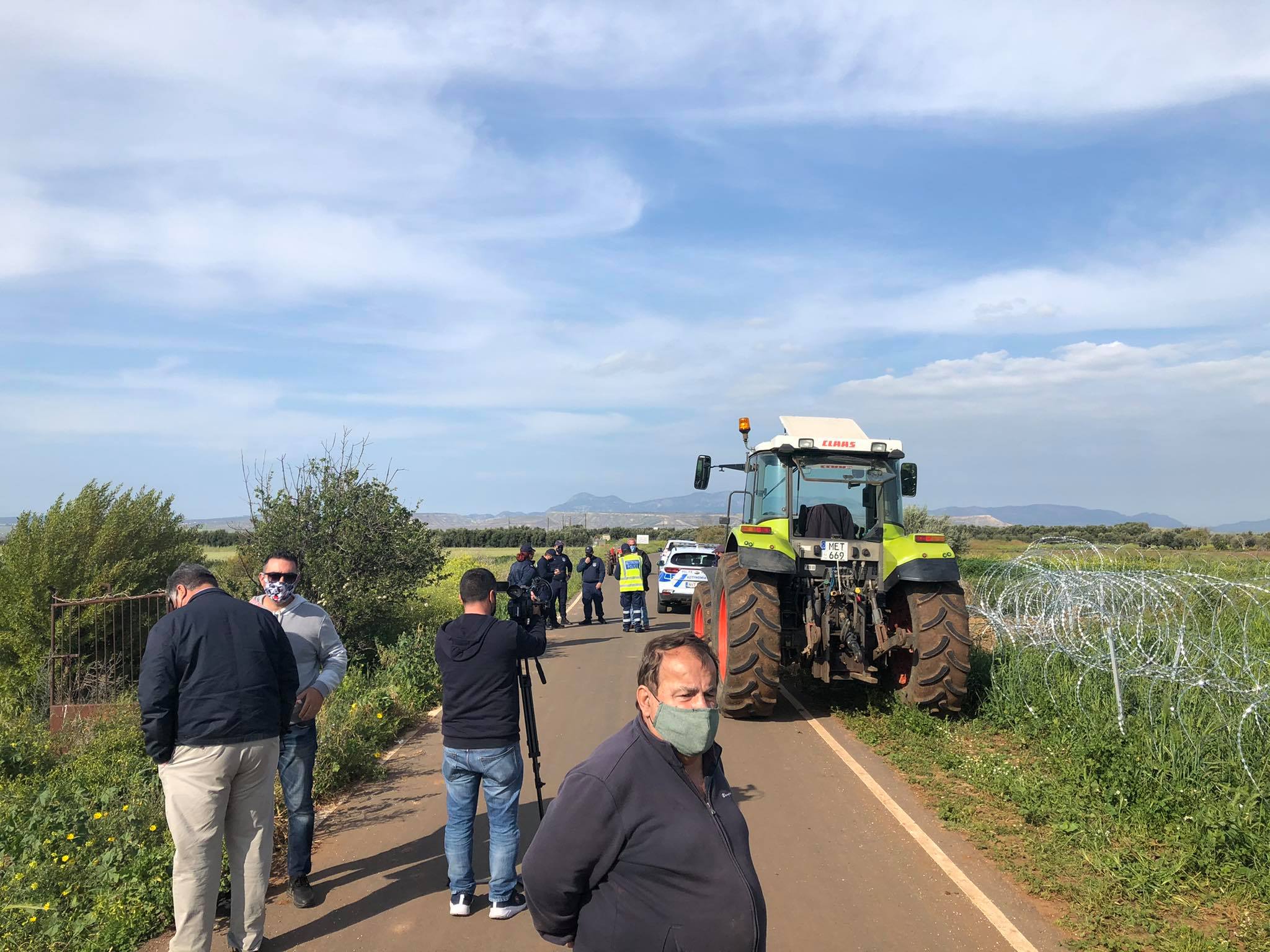 Θέλουν να ξηλώσουν το "συρματόπλεγμα της ντροπής" οι γεωργοί (BINTEO)