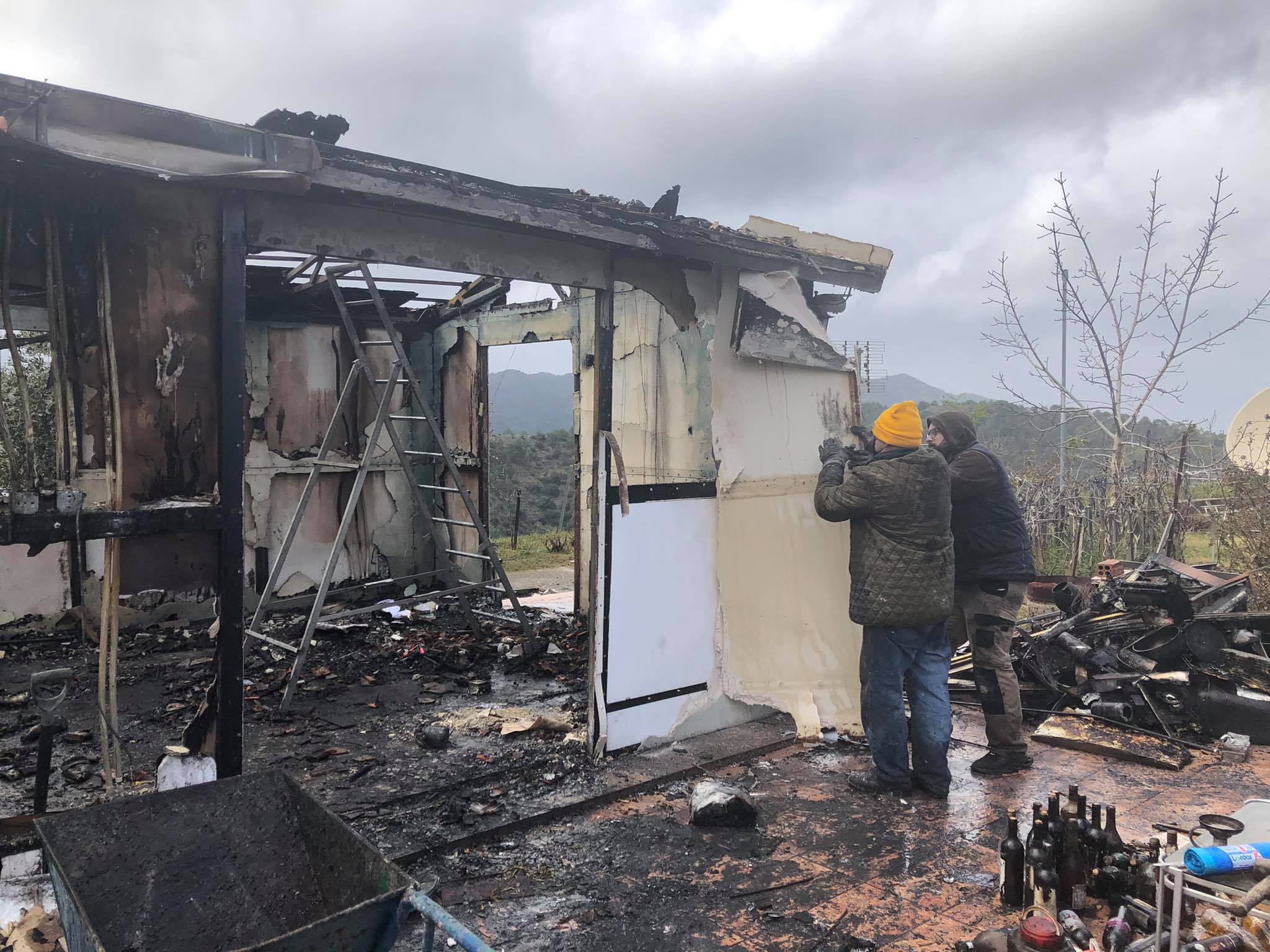 ΦΩΤΟ: Στάχτη και αποκαϊδια η κατοικία που τυλίχθηκε στις φλόγες στον Φαρμακά