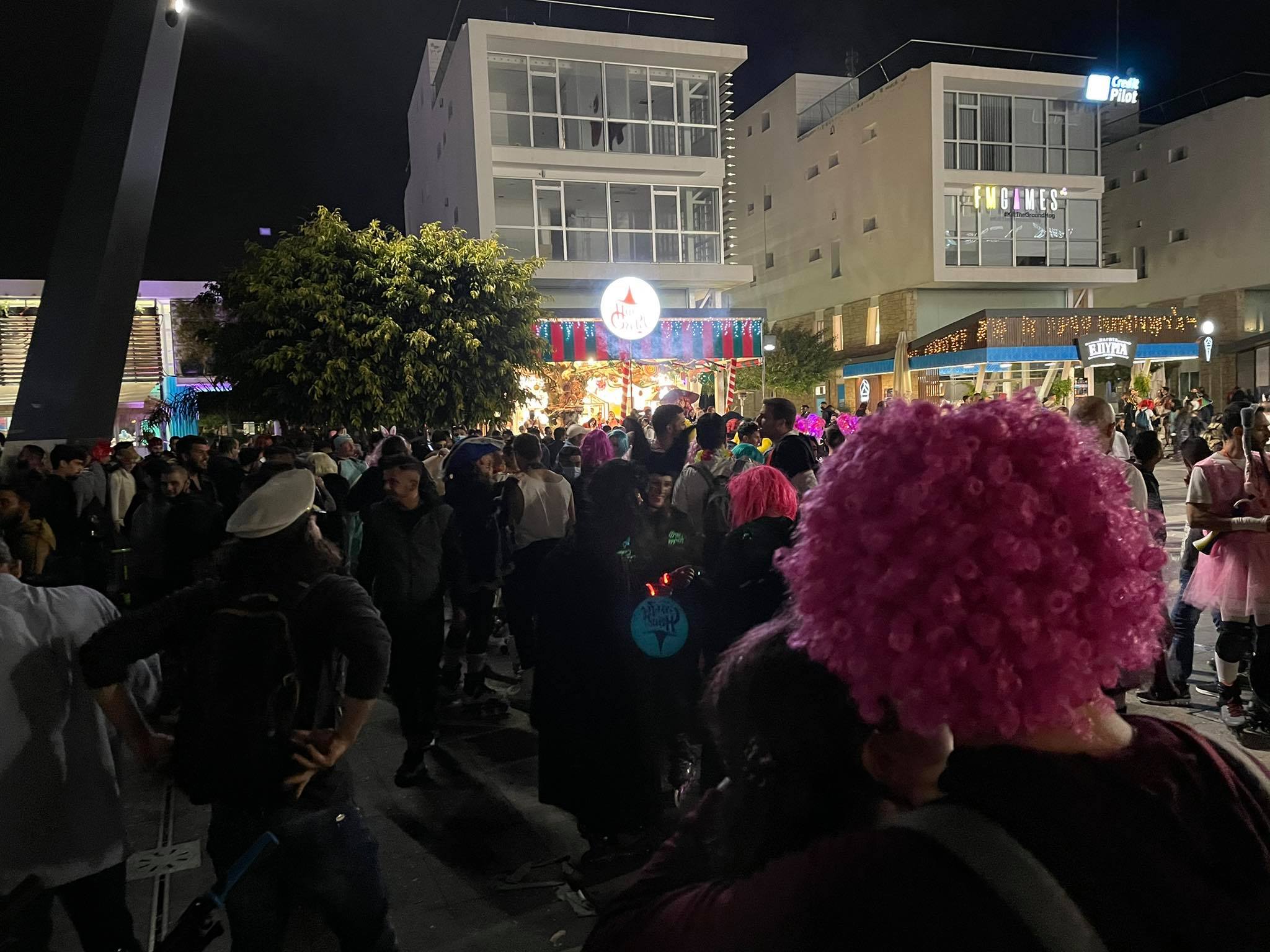 Εικόνες συνωστισμού από καρναβαλιστές στο Παλιό Λιμάνι της Λεμεσού (ΒΙΝΤΕΟ&ΦΩΤΟ)