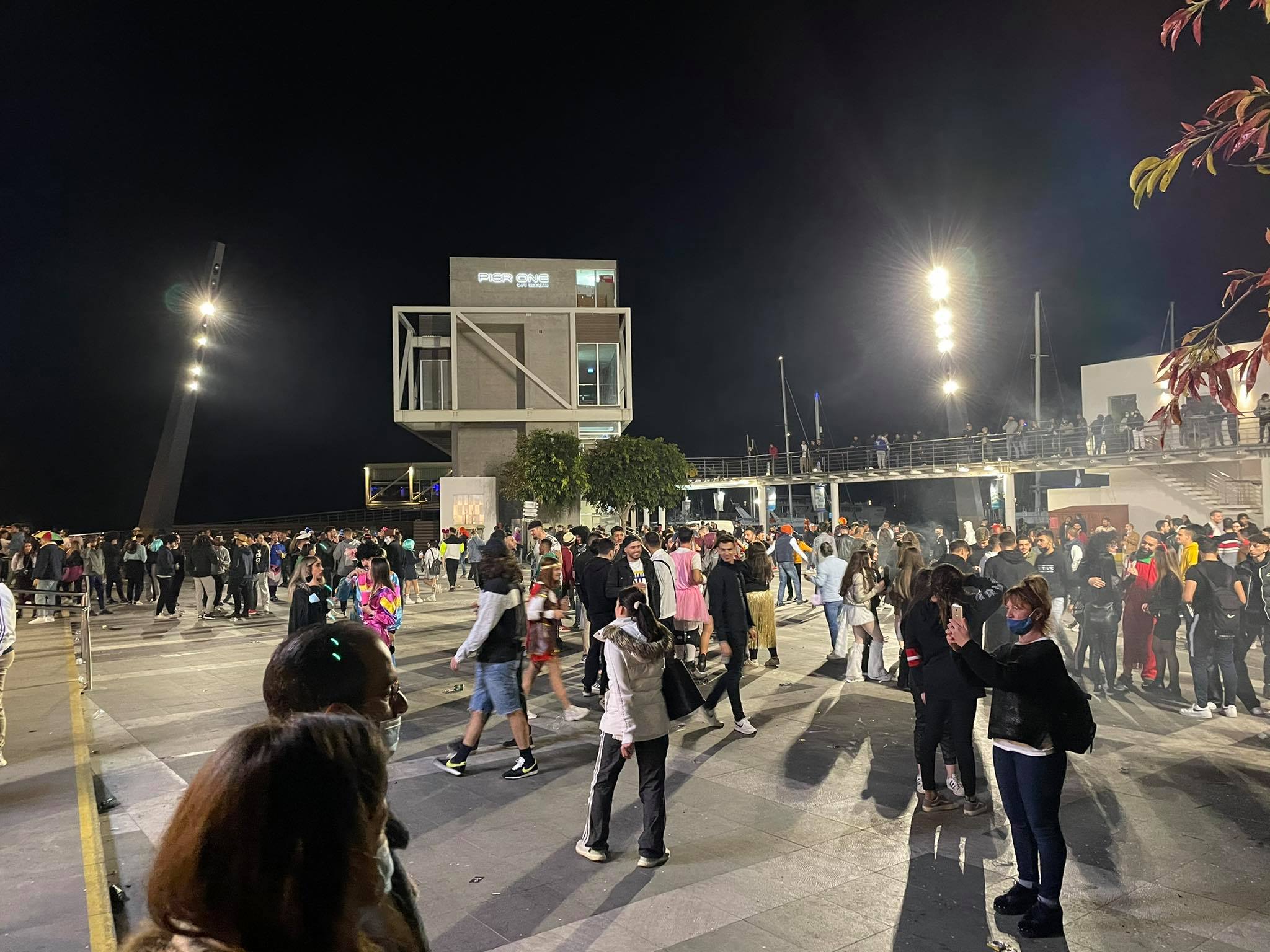 Φωτογραφίες έκαψαν 29χρονη "σερβιτόρα" με πατίνια που γλεντούσε στο παλιό λιμάνι