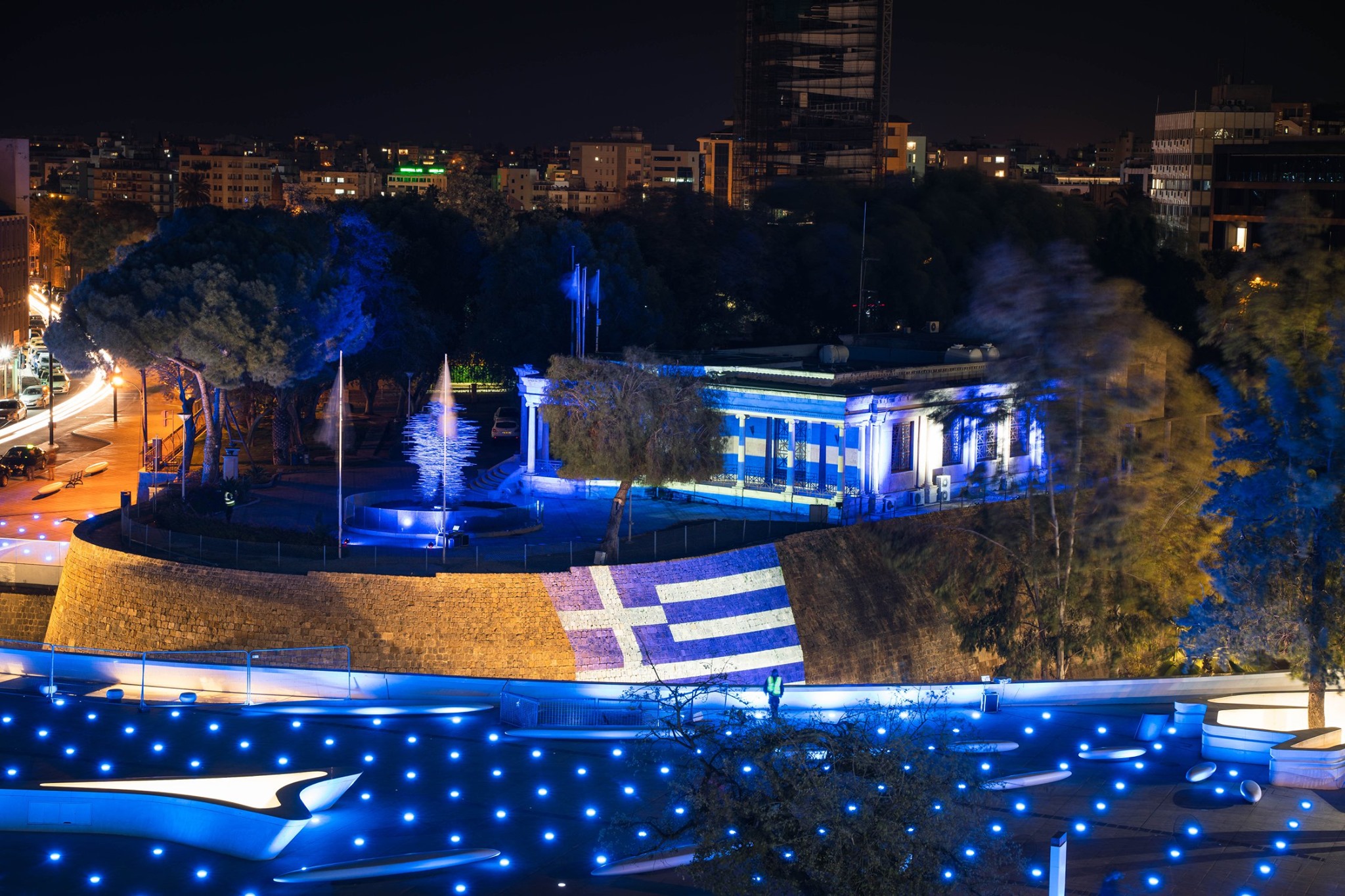 ΦΩΤΟ: Με τα εθνικά χρώματα "ντύθηκε" η Πλατεία Ελευθερίας