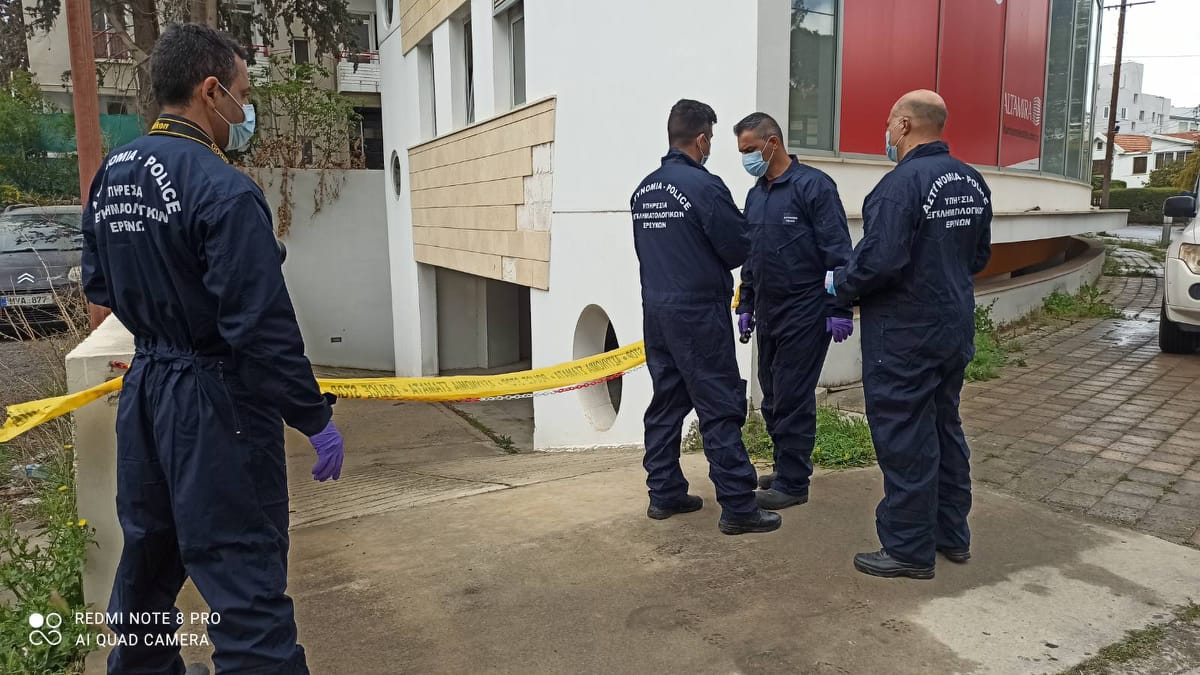 ΦΩΤΟ: Αυτό είναι το φρεάτιο της πολυκατοικίας όπου έκρυψαν το πτώμα της γυναίκας