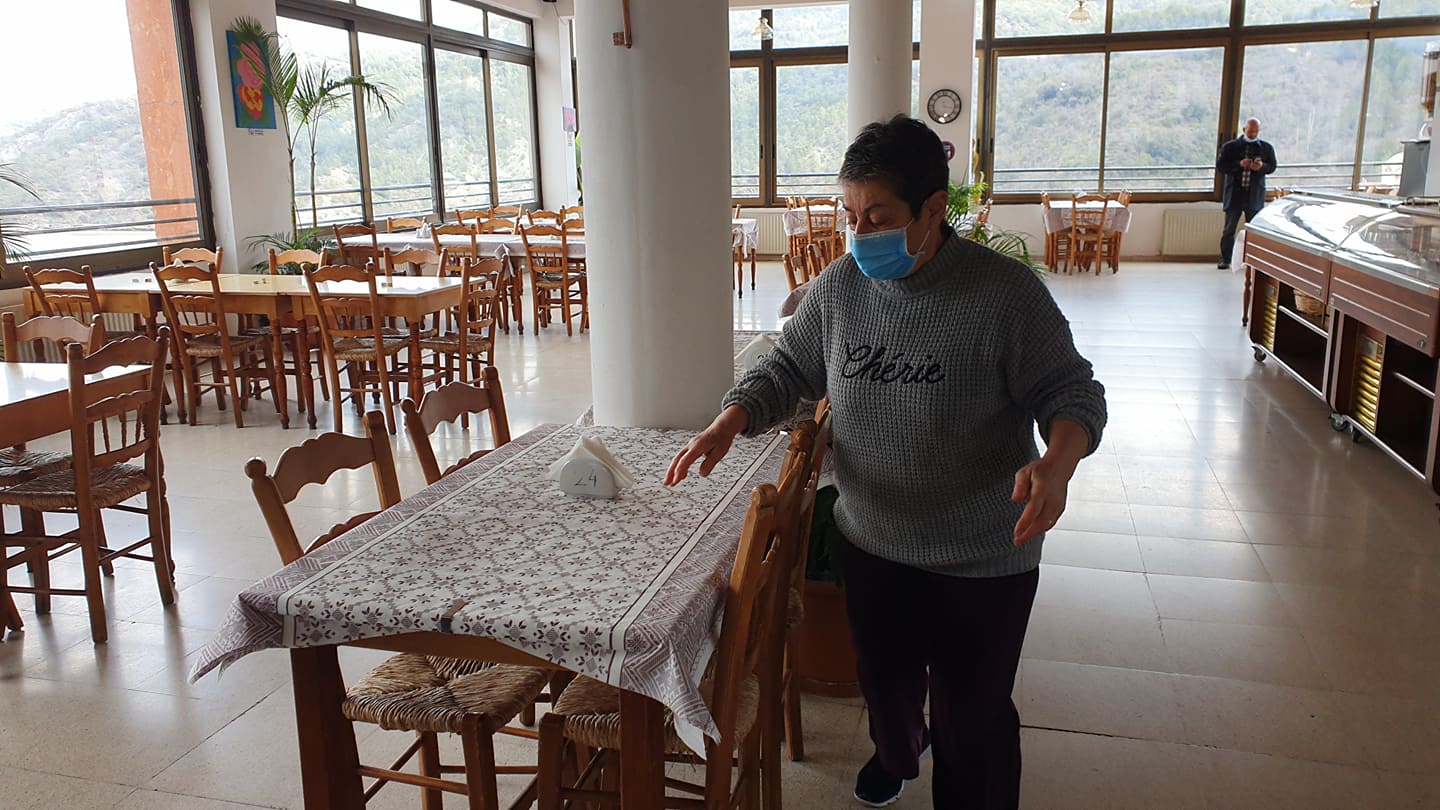 "Αν οι Υπουργοί μπορούν να κάτσουν έξω, να κοπιάσουν να τους κάνω το τραπέζι"