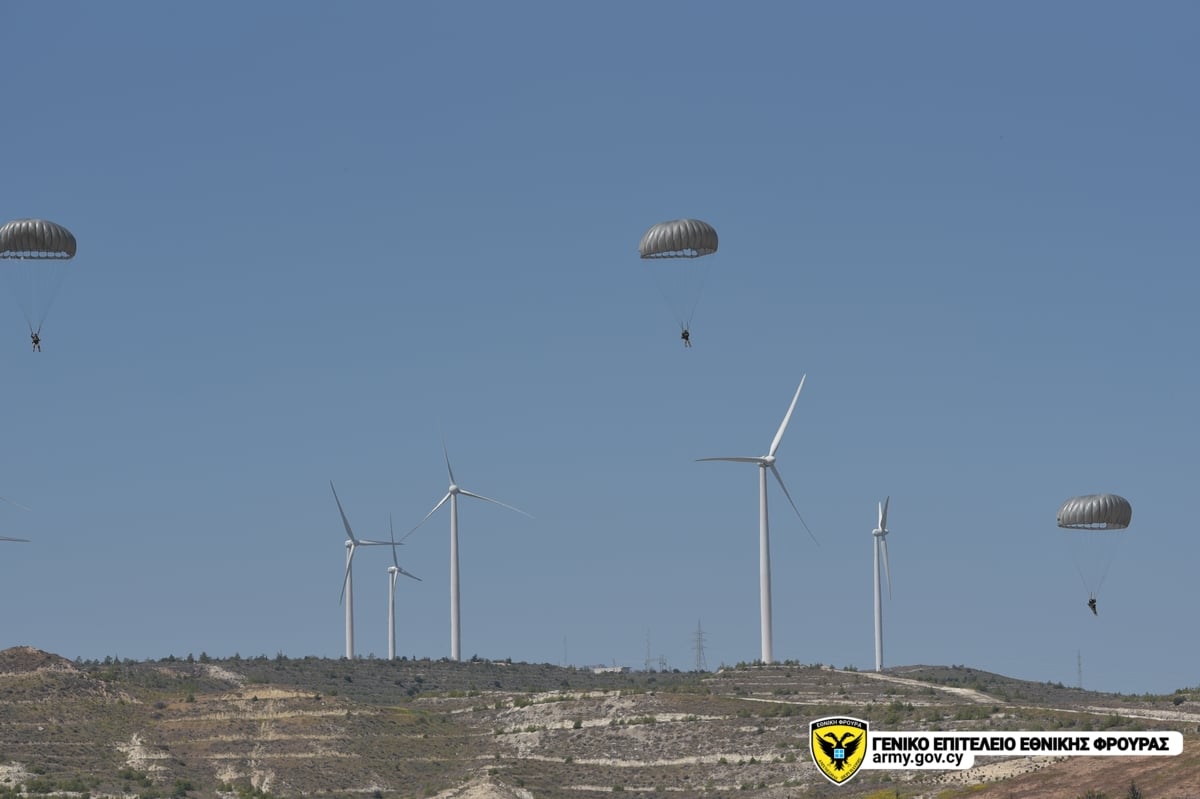 Άλματα αλεξιπτωτιστών στην Κύπρο από C-130 της ελληνικής αεροπορίας
