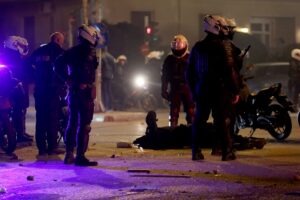 Άγρια επεισόδια στη Νέα Σμύρνη: Αιμόφυρτος αστυνομικός και διάγγελμα Μητσοτάκη