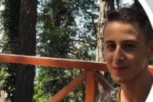 ΦΩΤΟ: Έχετε δει τον νεαρό που φέρεται να τραυμάτισε άλλο πρόσωπο;