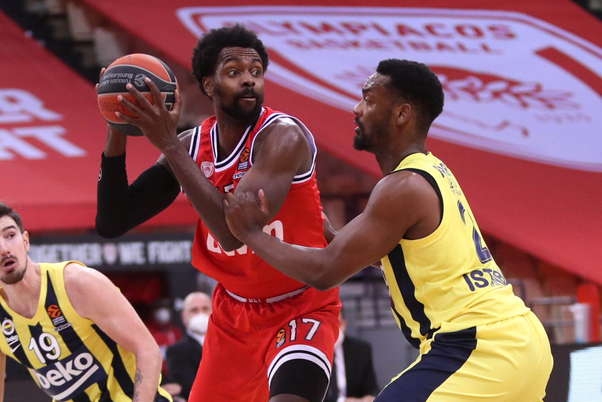 «Ξύπνησε» αργά και το… πλήρωσε από τη Φενέρ ο Ολυμπιακός