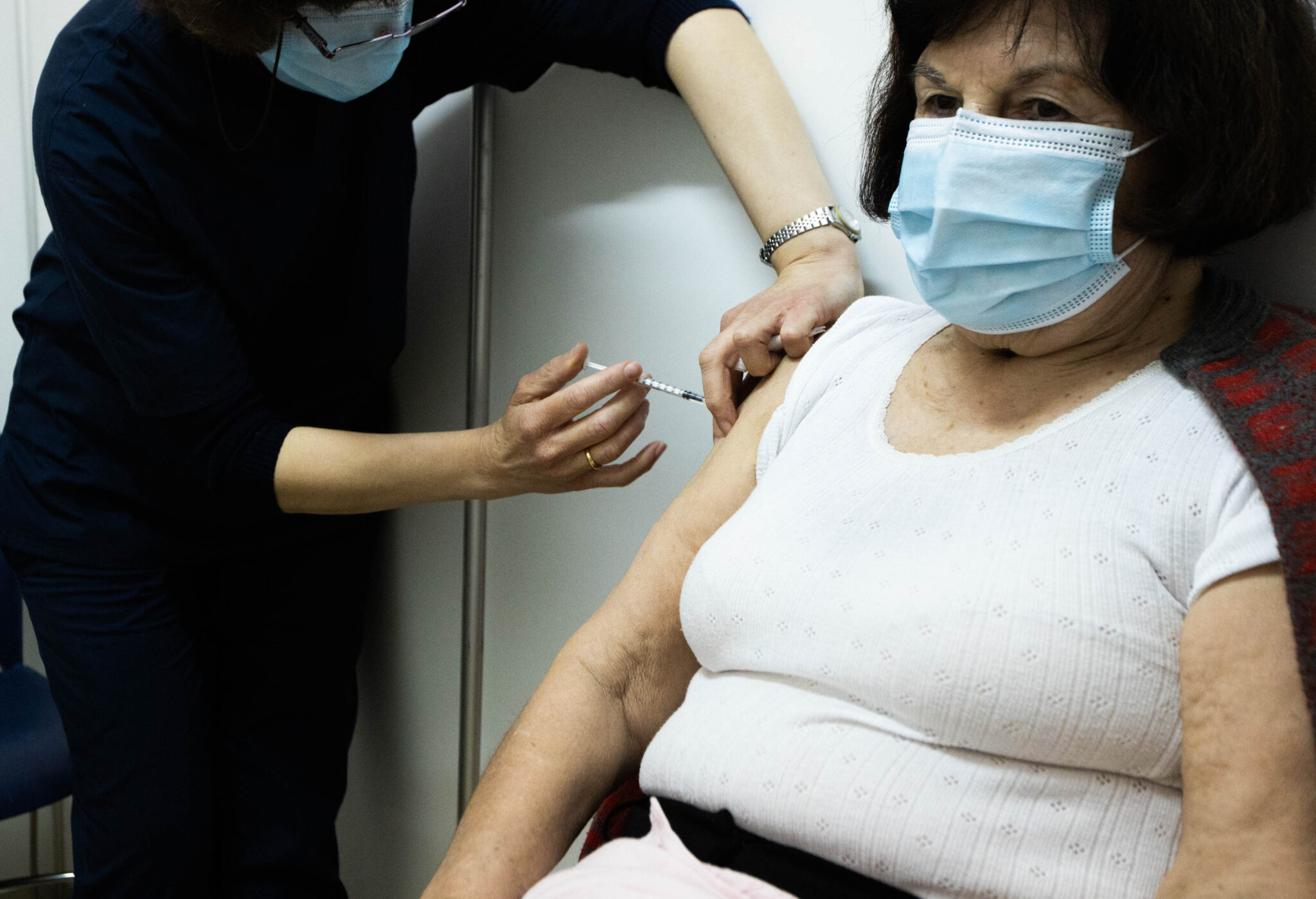 Καμία απόφαση για τον εμβολιασμό ασθενών στα νοσοκομεία κατά της COVID-19