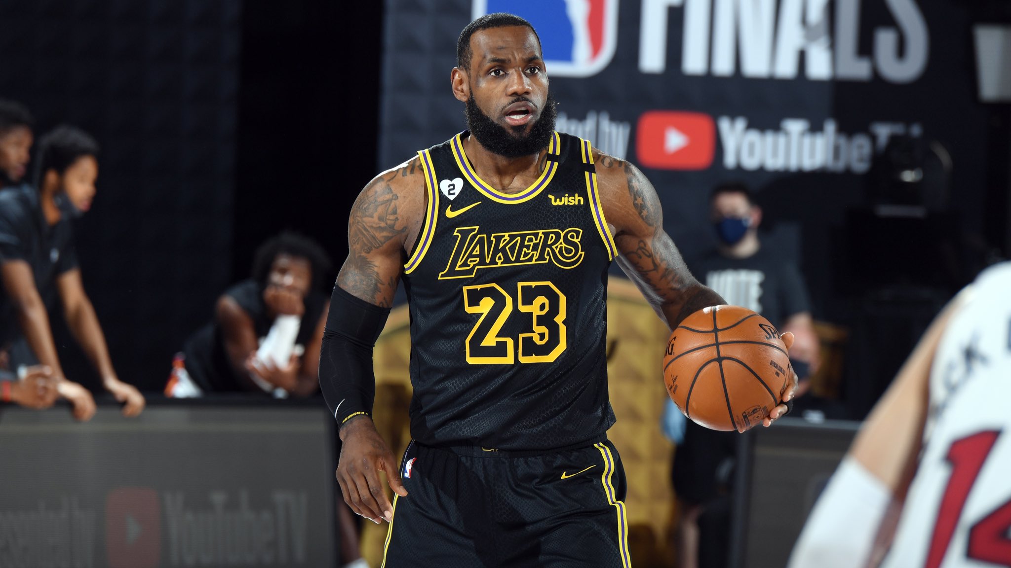 Ακάθεκτοι Λέικερς και Μπλέιζερς, καυτοί Λεμπρόν και Λίλαρντ