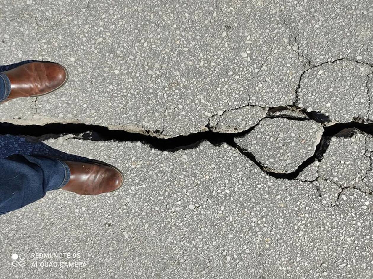 ΦΩΤΟ: Άνοιξε η γη από τον σεισμό των 6,3 Ρίχτερ