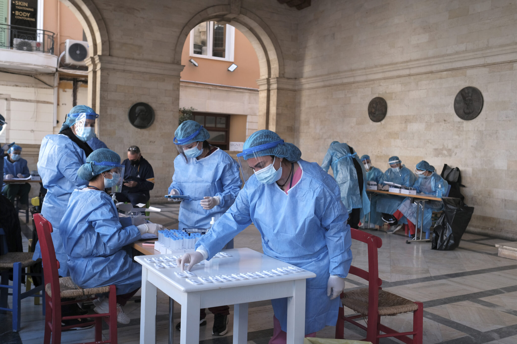 Νέο αρνητικό ρεκόρ, ξεπέρασαν τα 1.500 τα νέα κρούσματα