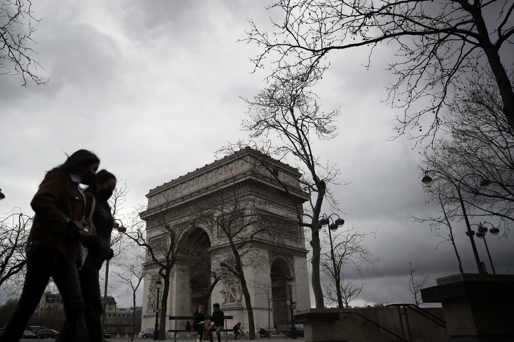 "Σφραγίζει" για τρίτη φορά η Γαλλία, σε ισχύ από τα μεσάνυχτα το lockdown