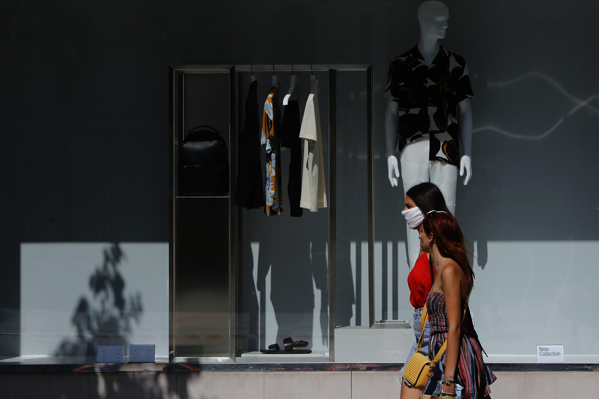 Πλήρως συμμορφωμένοι οι εργαζόμενοι επιχειρήσεων, κομμωτηρίων κι υπεραγορών