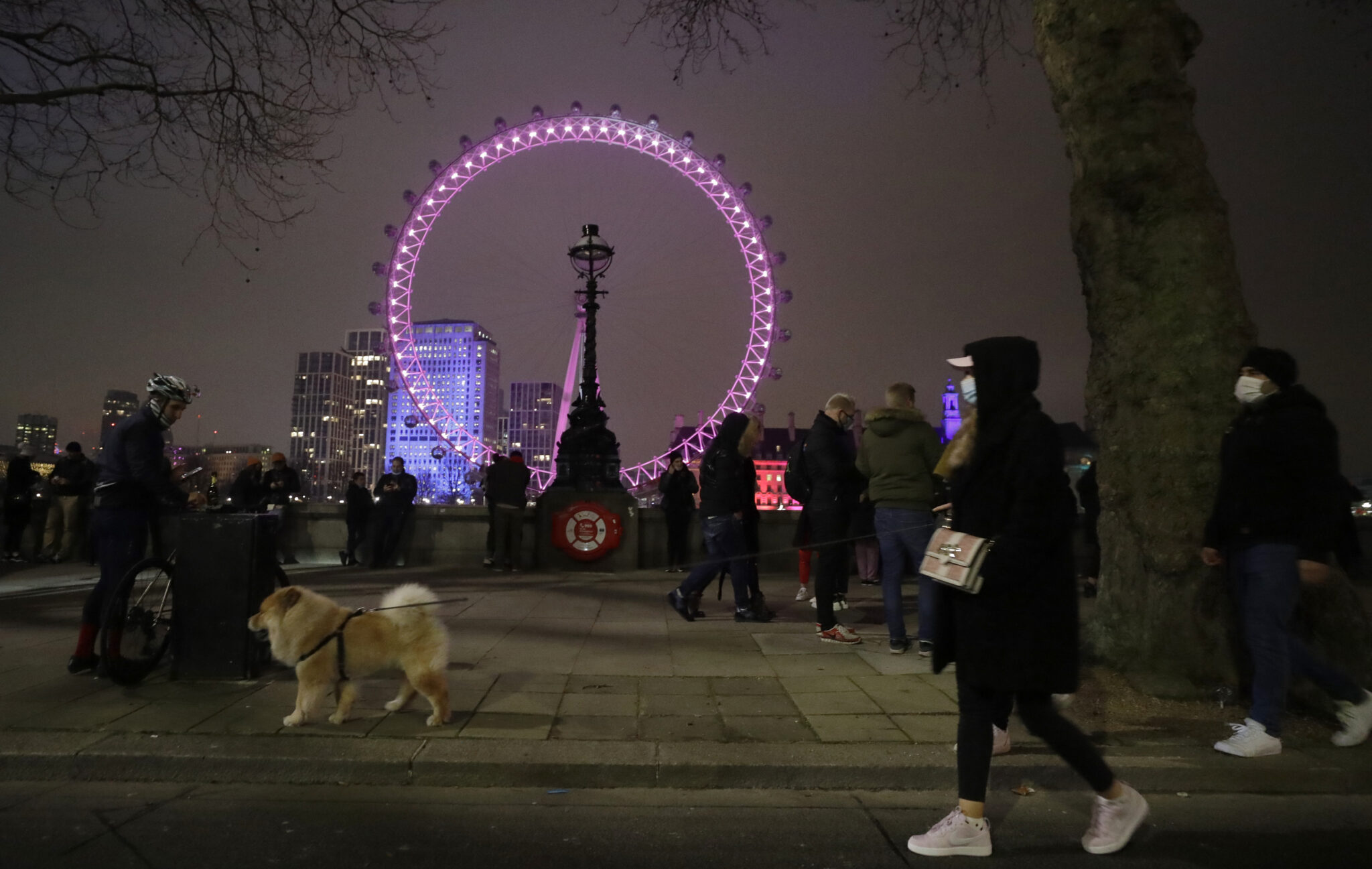 Να μην εμποδίζει την εξαγωγή εμβολίων καλεί την Ε.Ε. το Λονδίνο