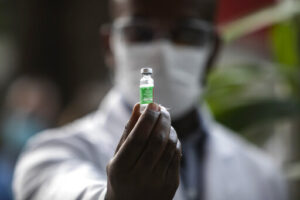 Η ΕΕ ζητάει πρόσβαση στα εμβόλια της AstraZeneca που παράγονται στις ΗΠΑ