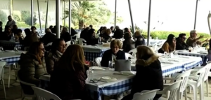 Βγήκαν στις ψαροταβέρνες οικογενειακώς αλλά χωρίστηκαν σε τρία τραπέζια (ΒΙΝΤΕΟ)