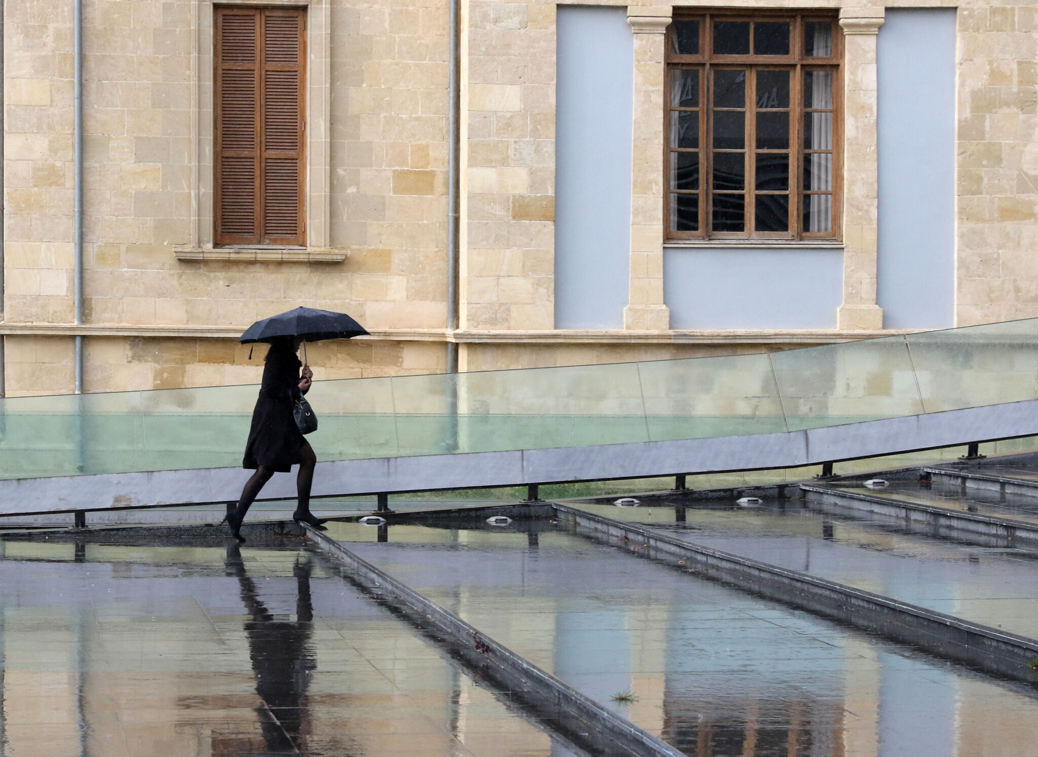 Υποχωρεί το "κύμα" σκόνης, επιστρέφουν οι βροχές και οι καταιγίδες