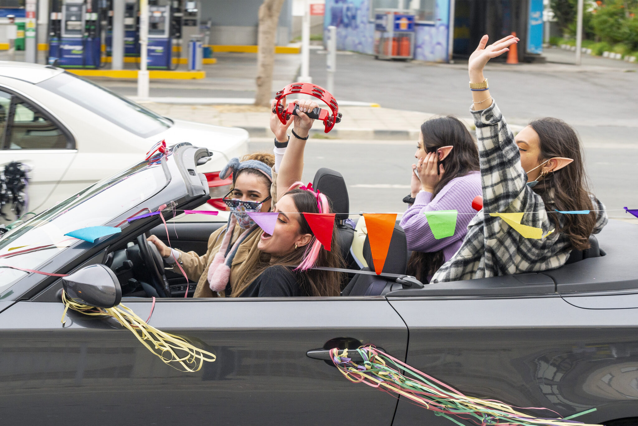 Η Λεμεσός βρήκε τον τρόπο: Μεταμφίεσαν ποδήλατα, αυτοκίνητα και βγήκαν στο δρόμο