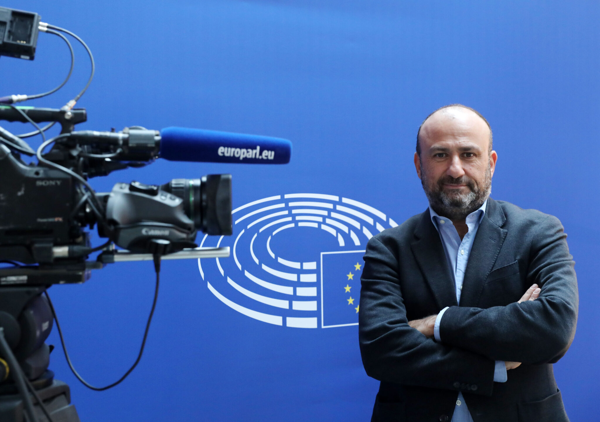 Καταγγελία Παπαδάκη: Τηλεφωνούν σε μέλη της ΕΔΕΚ και υποδύονται τον ίδιο