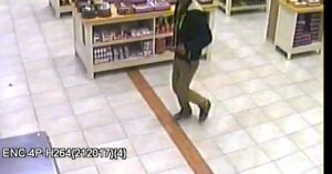 Μπούκαρε σε περίπτερο, έσπρωξε την υπάλληλο και άρπαξε €100 από την ταμειακή