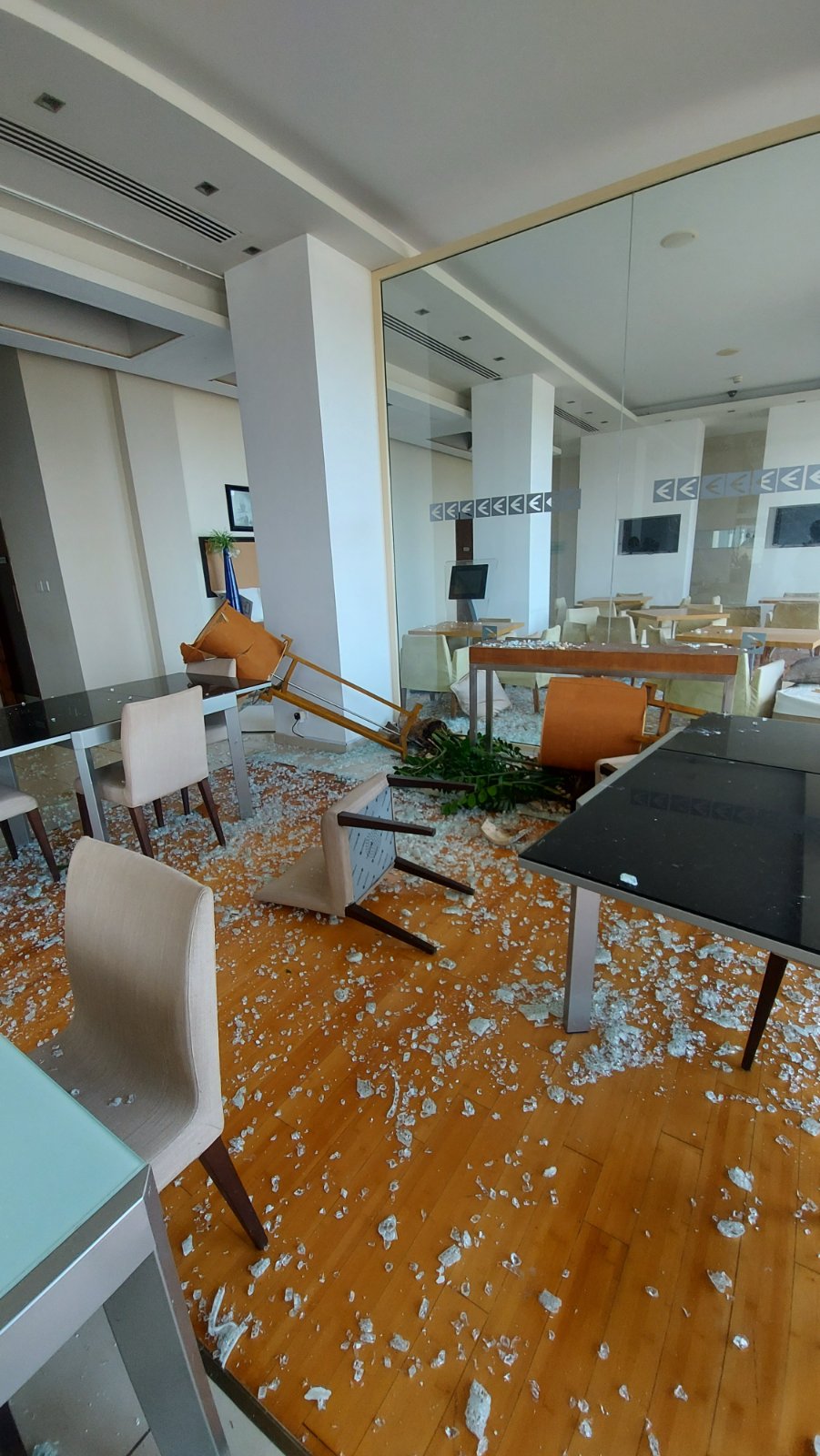 Πολίτης εξοργίστηκε με τα μέτρα στο ΤΚΑ Πάφου και πέταξε καρέκλα στις προθήκες