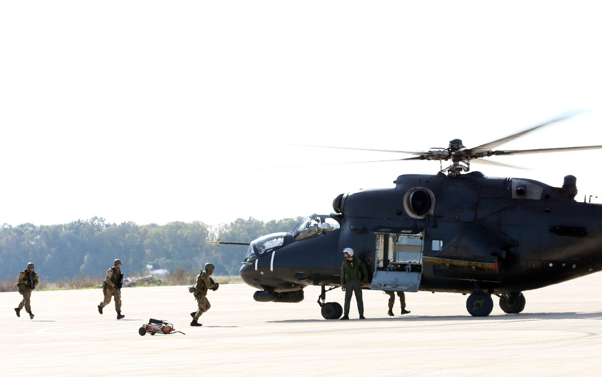 «Συναγερμός» μετά τον εντοπισμό 26 κρουσμάτων σε αεροπορική βάση