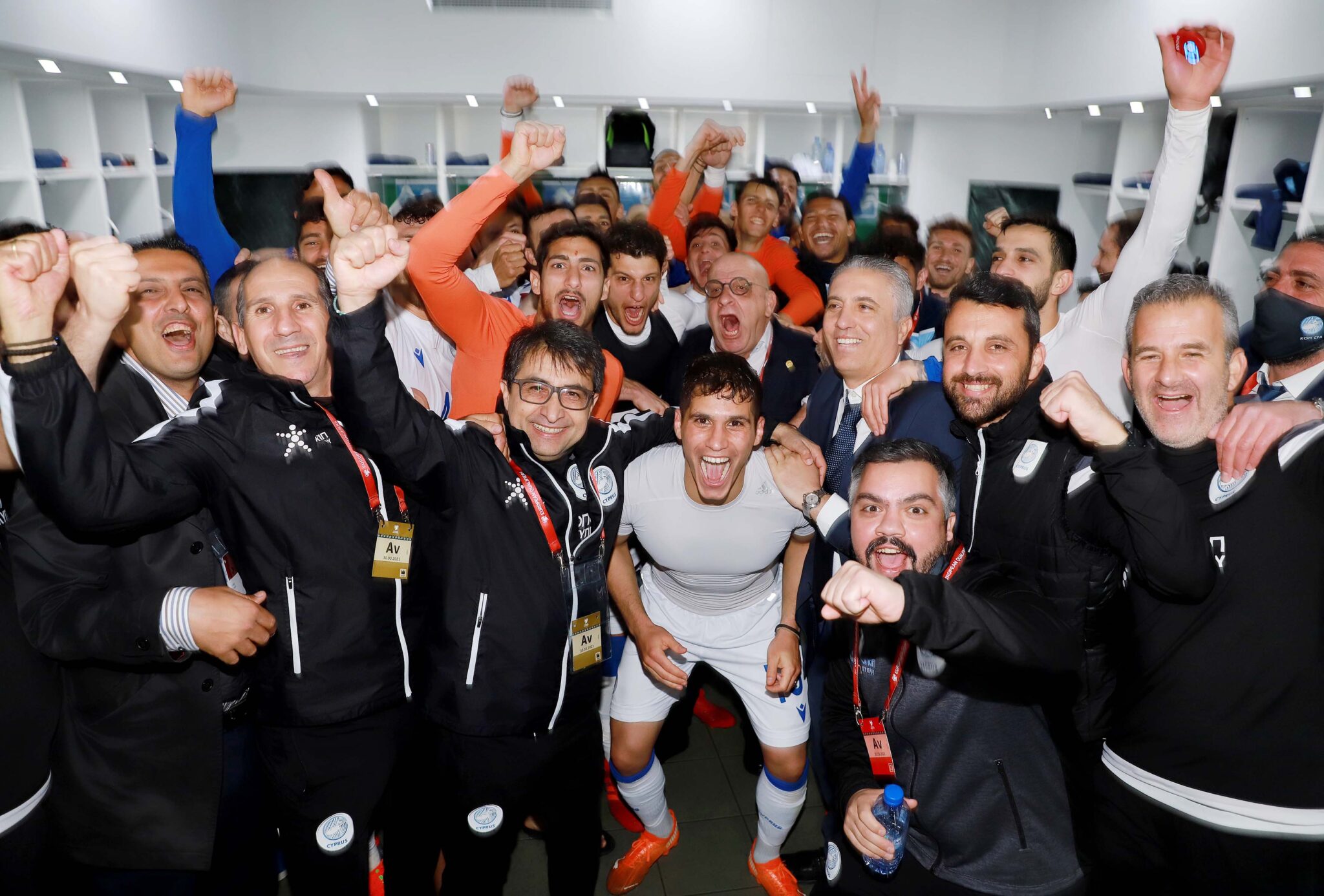 «Χαμός» στα αποδυτήρια μετά την επιτυχία της Εθνικής (ΦΩΤΟ & ΒΙΝΤΕΟ)