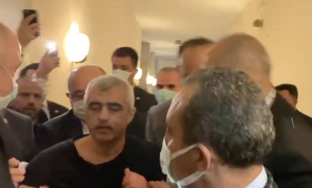 Αστυνομικοί συνέλαβαν τον Γεργκερλίογλου με τις πιτζάμες και τις παντόφλες (VID)