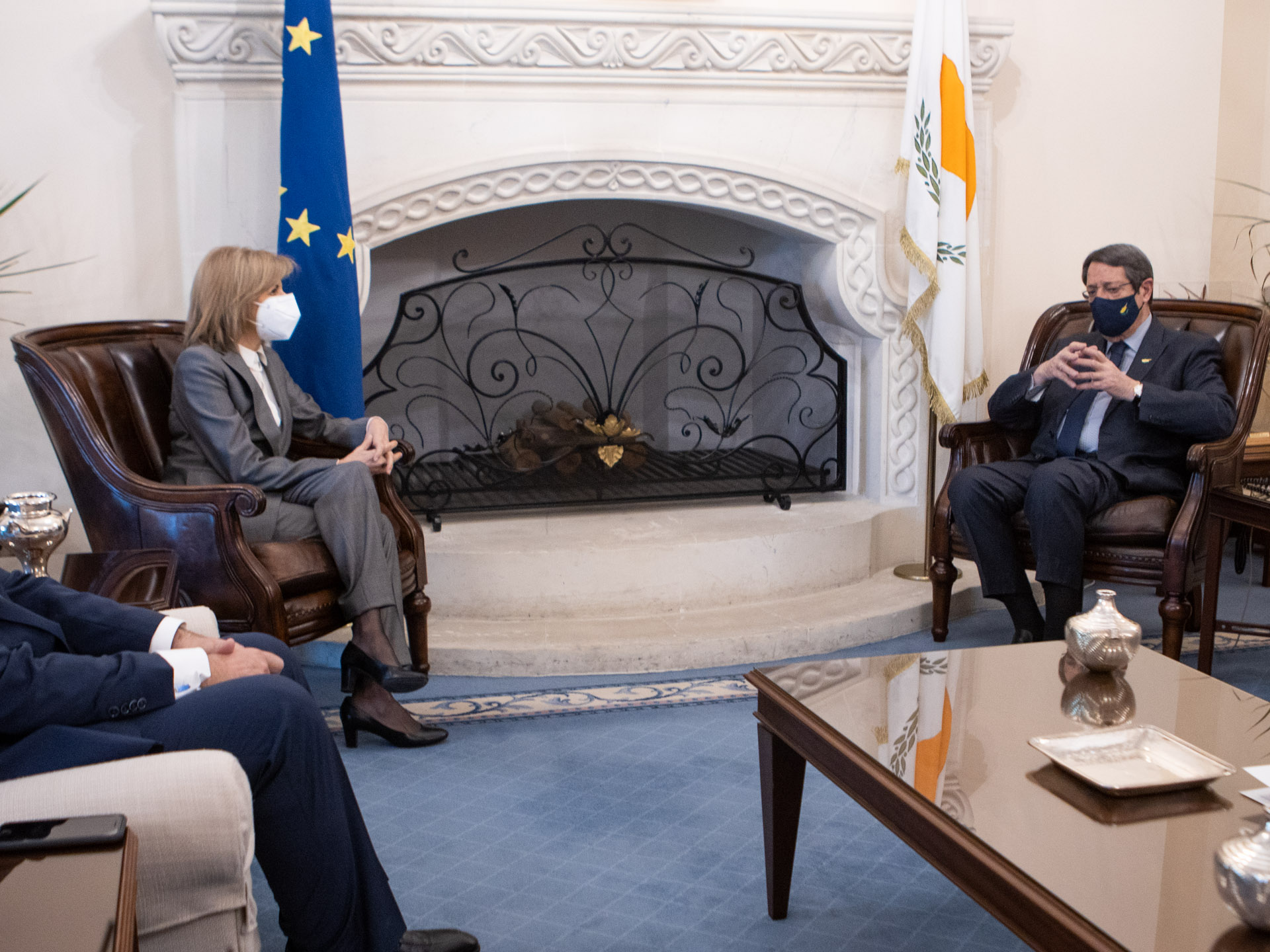 ΦΩΤΟ: ΠτΔ και Επίτροπος Κυριακίδου συζήτησαν για την αντιμετώπιση της πανδημίας