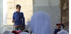 9χρονος, τυφλός εκ γενετής κάνει μάθημα σε παιδιά στα ερείπια του σχολείου του