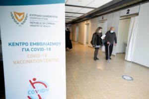 Μετά τη γνωμάτευση του ΕΜΑ επαναρχίζουν οι εμβολιασμοί με AstraZeneca (ΒΙΝΤΕΟ)