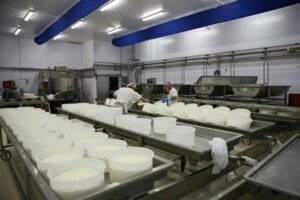 Σε επ’ αόριστον αναστολή εργασιών προχωρούν οι Τυροκόμοι