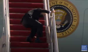 ΒΙΝΤΕΟ: Έπεσε τρεις φορές από τις σκάλες του Air Force One ο Μπάιντεν