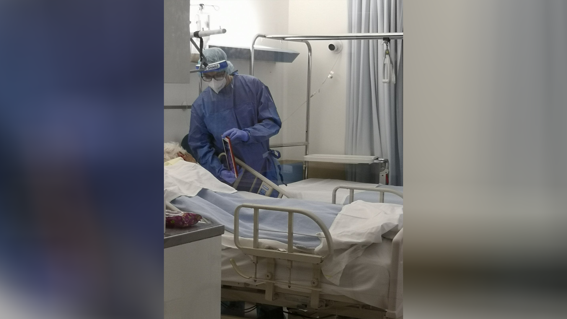 ΦΩΤΟ: Δίνει μάχη με τον κορωνοϊό και μιλά με συγγενή του μέσω βιντεοκλήσης