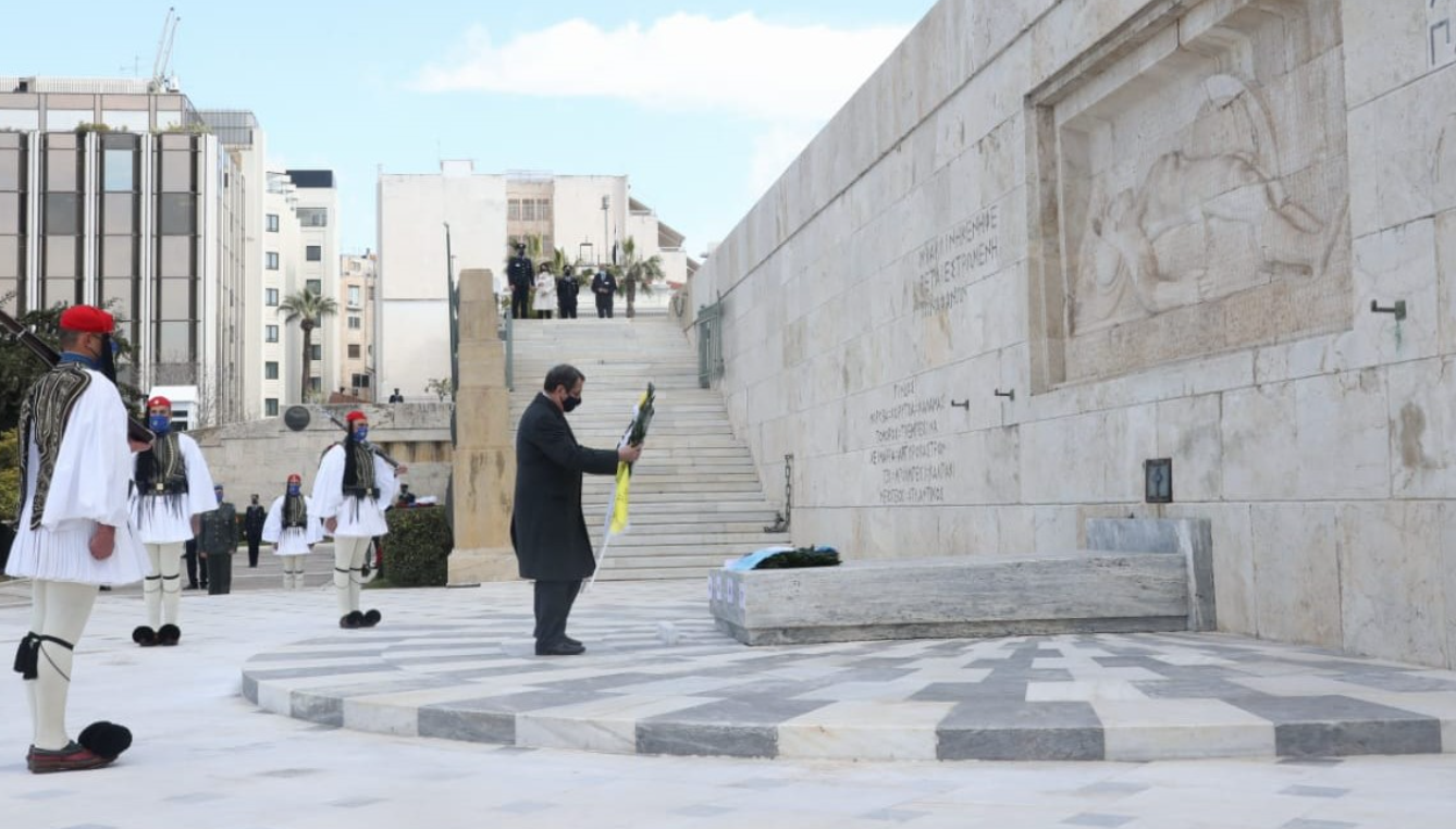 ΦΩΤΟ: Στεφάνι στο Μνημείο του Άγνωστου Στρατιώτη κατέθεσε ο ΠτΔ
