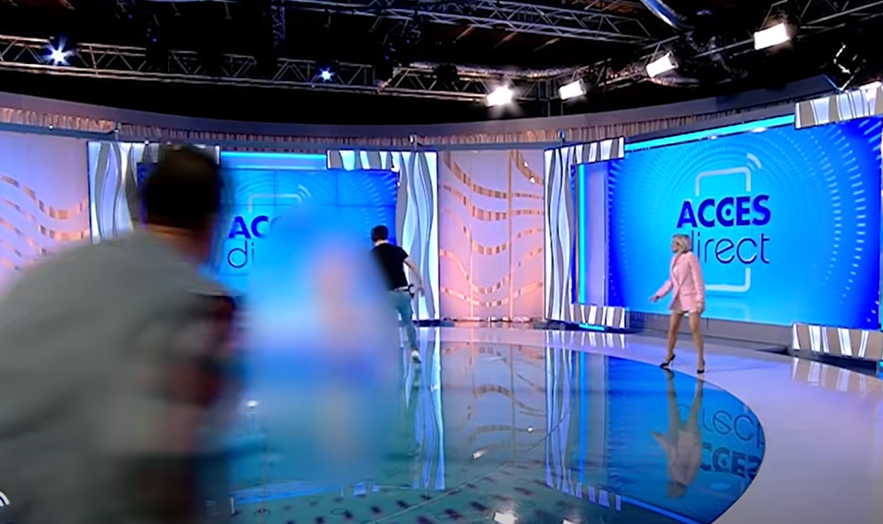 Γυναίκα εισέβαλε γυμνή σε πλατό εκπομπής και έριχνε πέτρες στην παρουσιάστρια