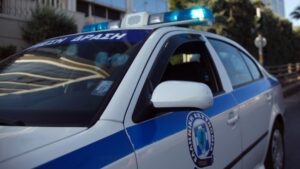 Συναγερμός στη Θεσσαλονίκη: Άνδρας απειλεί να πέσει από τον 6o όροφο