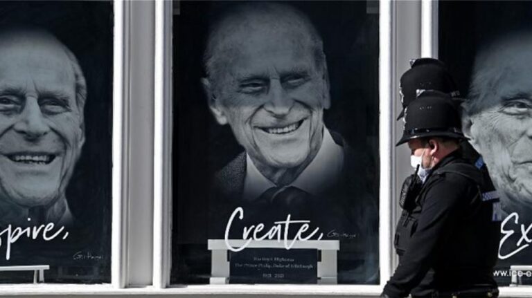 #LIVE το "τελευταίο αντίο" στον πρίγκιπα Φίλιππο (ΒΙΝΤΕΟ)