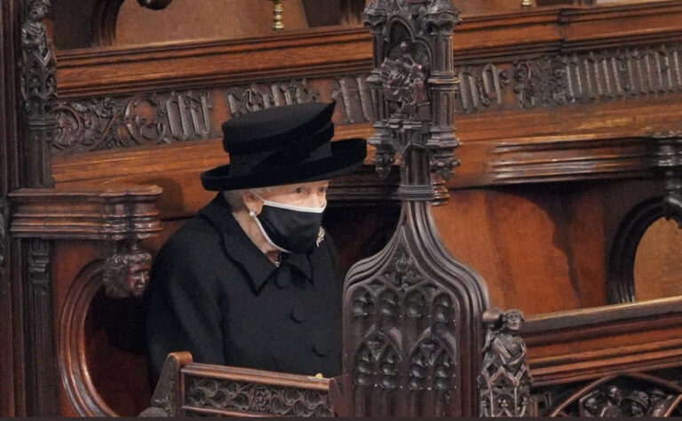 Τέλος το πένθος για την Βασίλισσα!Φόρεσε φλοράλ, κόκκινο κραγιόν και…επέστρεψε