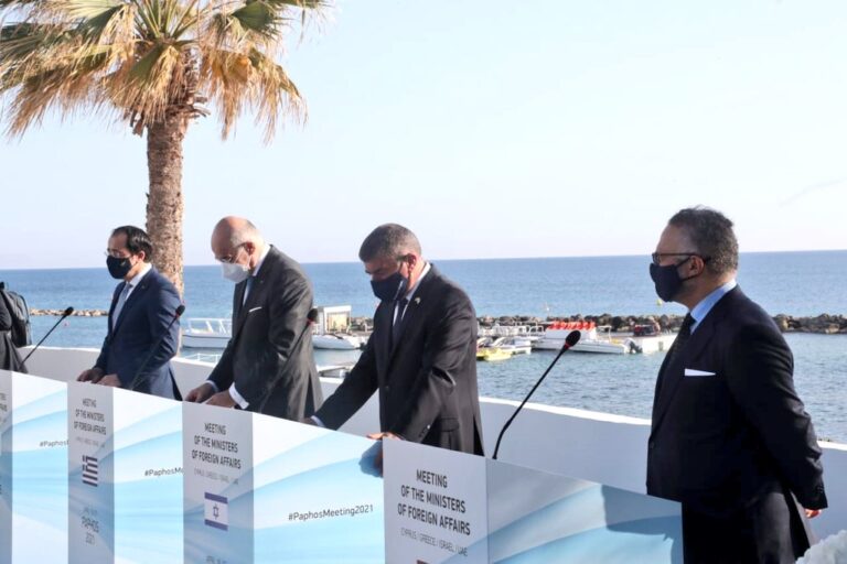 Ισχυρά μηνύματα συνεργασίας και ειρήνης με φόντο τη θάλασσα της Πάφου (ΦΩΤΟ)