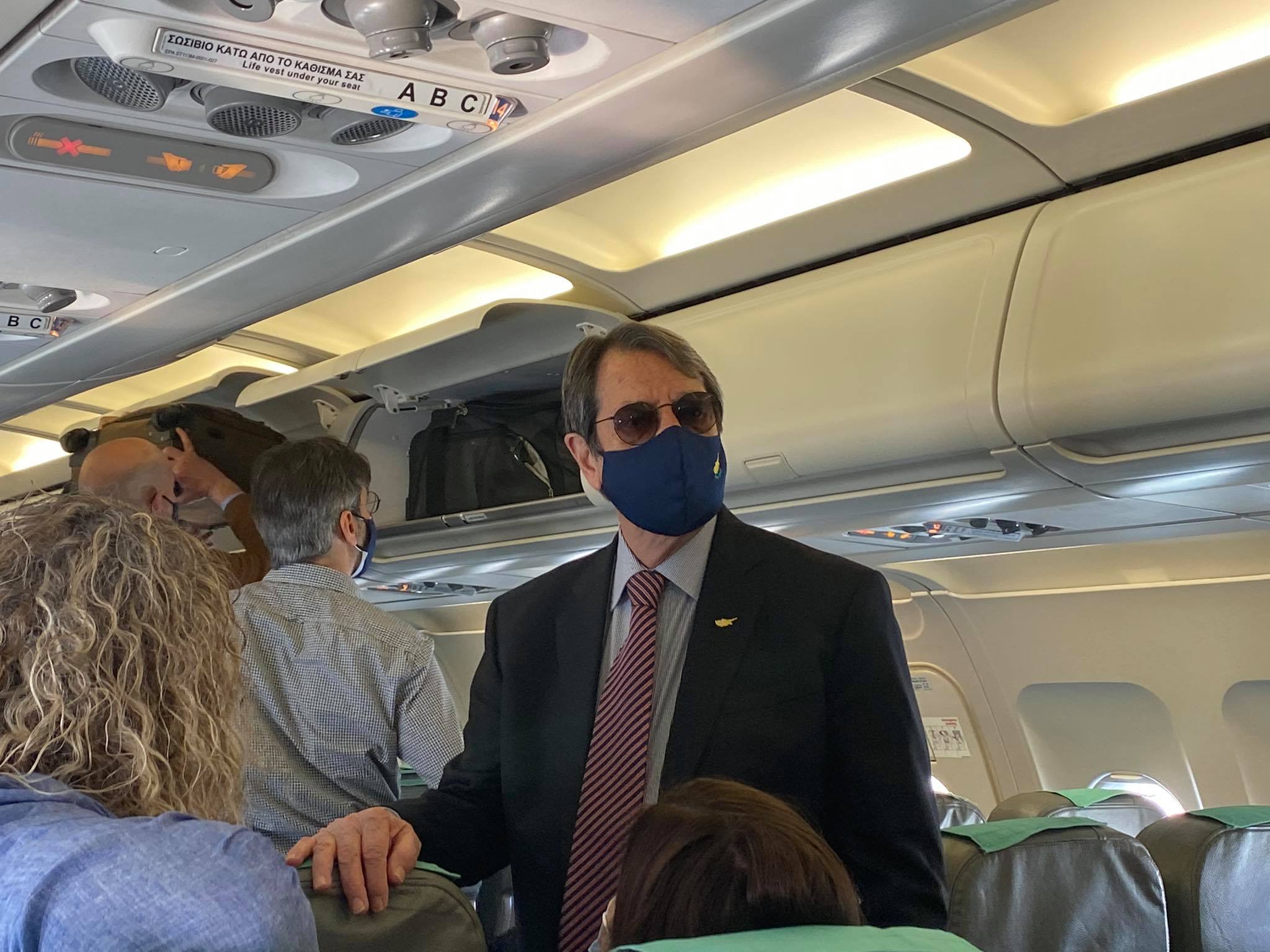 ΒΙΝΤΕΟ&ΦΩΤΟ: Στο αεροπλάνο για Γενεύη ο ΠτΔ και η ελληνοκυπριακή αντιπροσωπεία